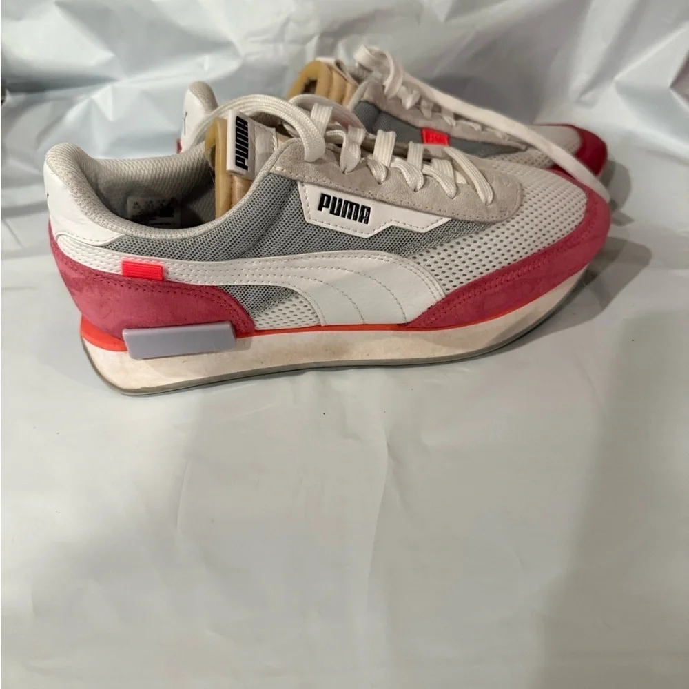 Women’s Puma FUTURE RIDER PLAY ON Size 8